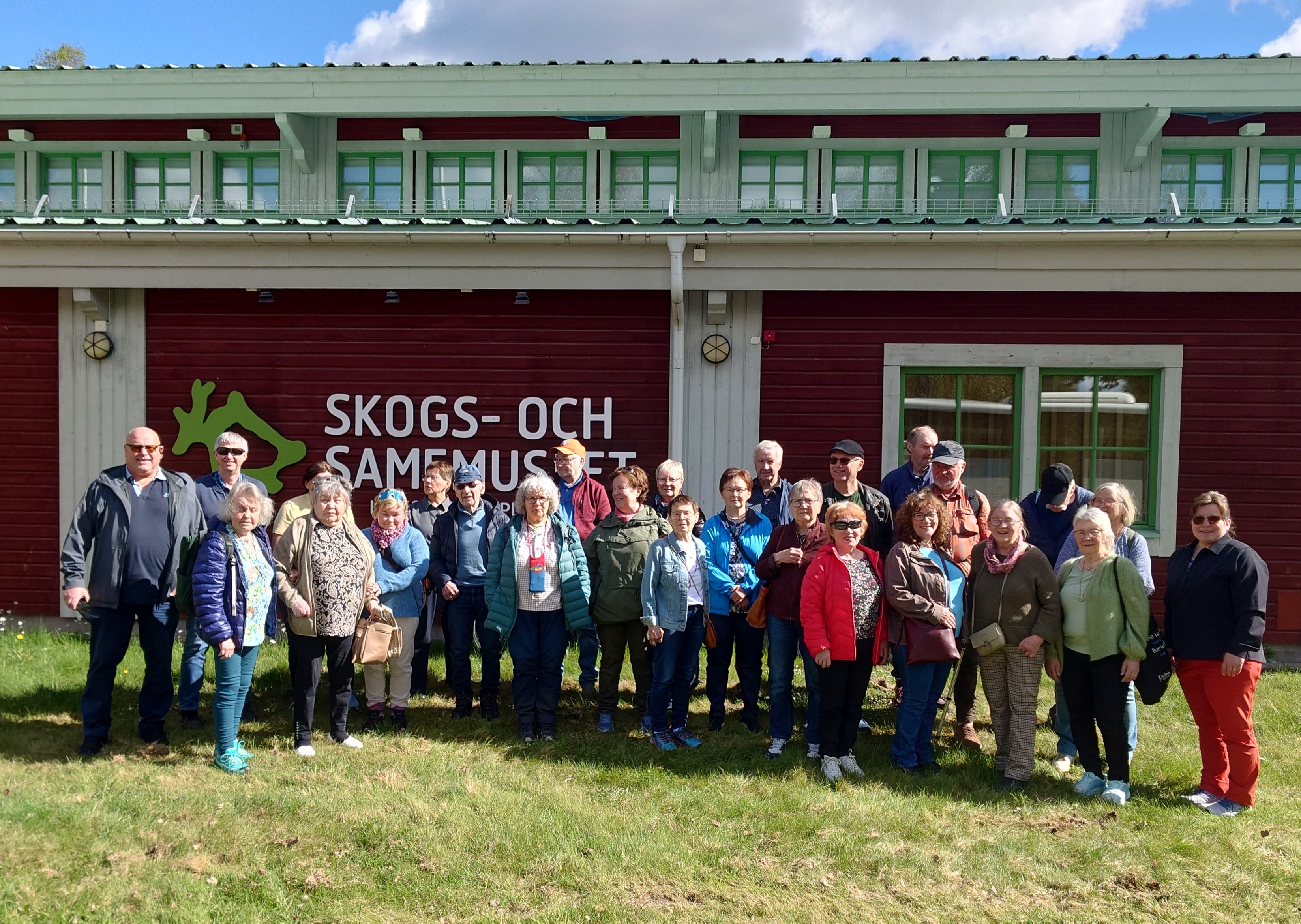 Deltagere samlet utenfor Skogs- og samemuseet i Lycksele.  Foto: Bertil Jønsson