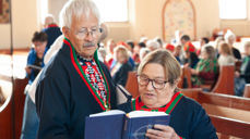 Fra lanseringen i Östersund. Bibeloversettere Bierna Bientie og Sig-Britt Persson studerer Orre testamente. Foto: Olof Brandt