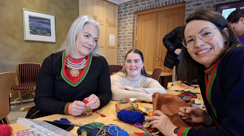 Geerjene gosse orre gærja  riejries lea. Garrabieleste: Jaahkoeööhpehtæjja Meerke Krïhke Leine Bientie, Maria Victoria Bientie Bygget jïh tjiehpiedæjjah Ellen Sara Reiten Bientie. Guvvie: Vigdis Aanderaa Aakre