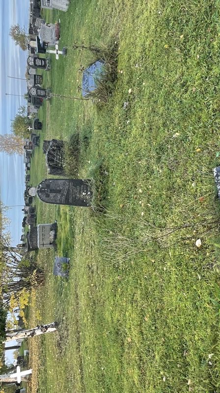 Veltede gravsteiner på kirkegården