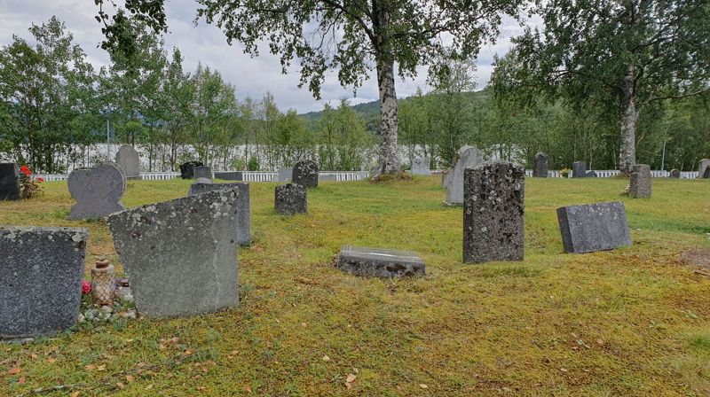 Veltede gravsteiner på kirkegården