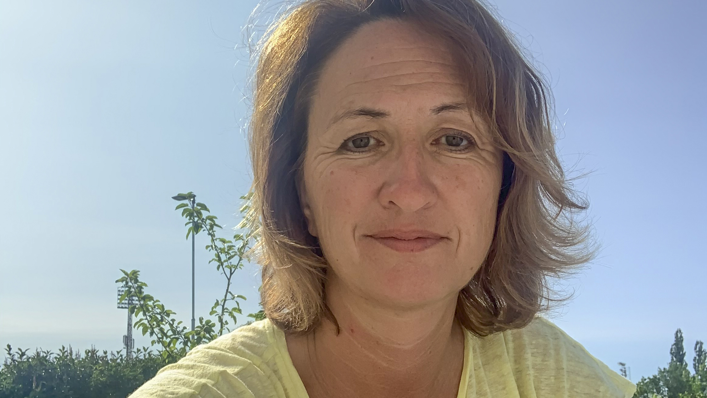 Fra en av Facebook-filmene der Kari Mangrud Alvsvåg holder kveldsbønn. Kirken i Sarpsborg har vært opptatt av å være til stede for befolkningen i koronaepidemien, om ikke fysisk, så på nett. Foto: Den norske kirke i Sarpsborg