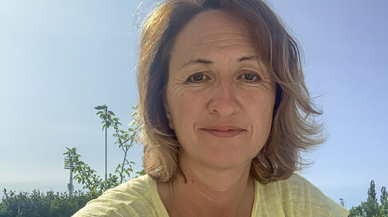 Fra en av Facebook-filmene der Kari Mangrud Alvsvåg holder kveldsbønn. Kirken i Sarpsborg har vært opptatt av å være til stede for befolkningen i koronaepidemien, om ikke fysisk, så på nett. Foto: Den norske kirke i Sarpsborg