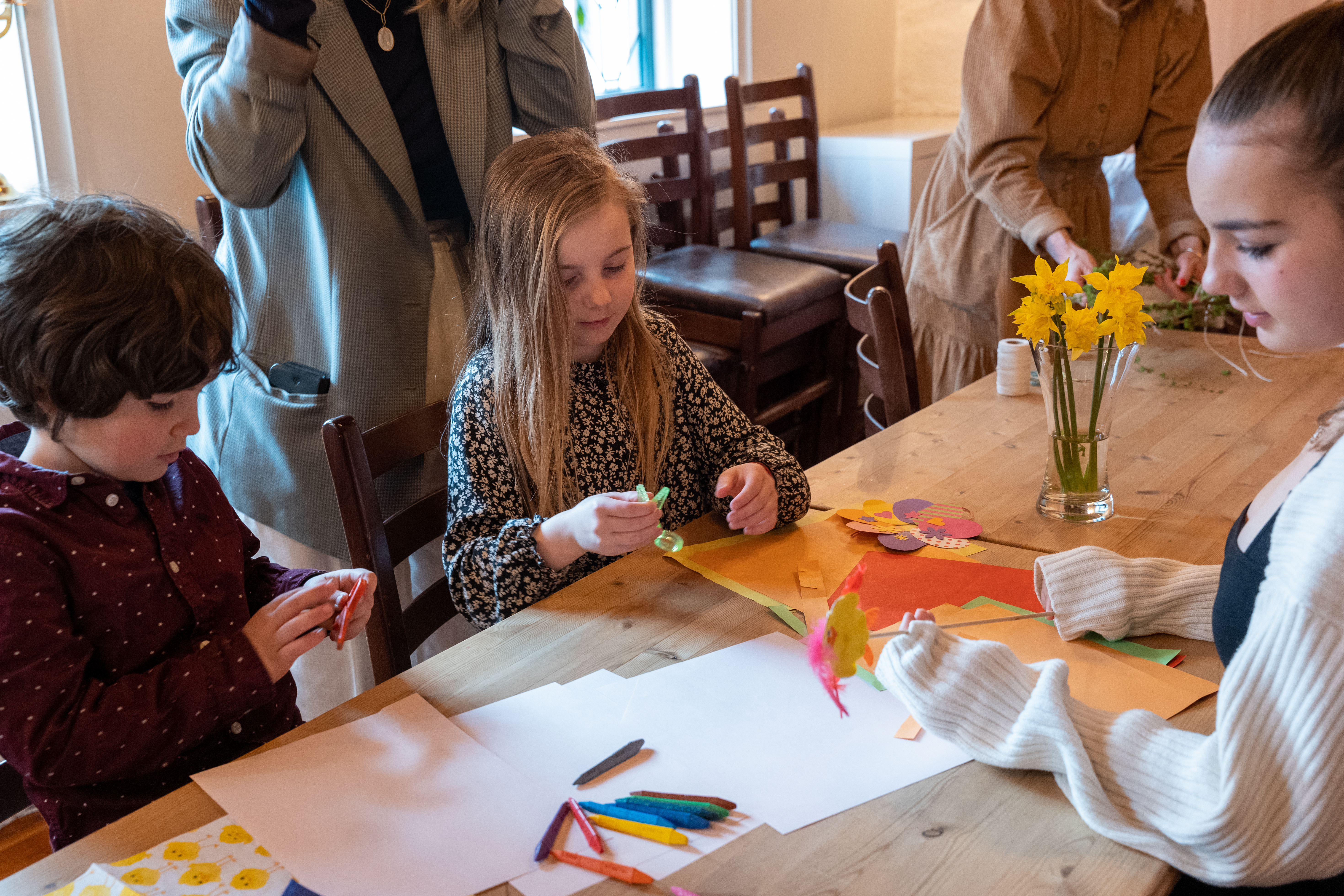 Barn som er på påskeverksted