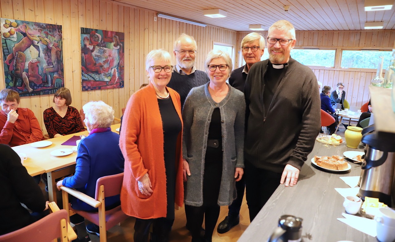 Fra innvielsen av kirkestua 15. desember 2019. Sogneprest Petter Johannessen (t. h.) trakk særlig frem dette firkløveret som har gjort en stor innsats for å gi kirkestua en ansiktsløftning: Gorun Raddum, Gunvor Lund Aarflot, Arild Ring Pettersen og Steinar Vingerhagen. Foto: Tom Helgesen, Kirkenytt