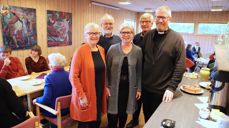 Fra innvielsen av kirkestua 15. desember 2019. Sogneprest Petter Johannessen (t. h.) trakk særlig frem dette firkløveret som har gjort en stor innsats for å gi kirkestua en ansiktsløftning: Gorun Raddum, Gunvor Lund Aarflot, Arild Ring Pettersen og Steinar Vingerhagen. Foto: Tom Helgesen, Kirkenytt