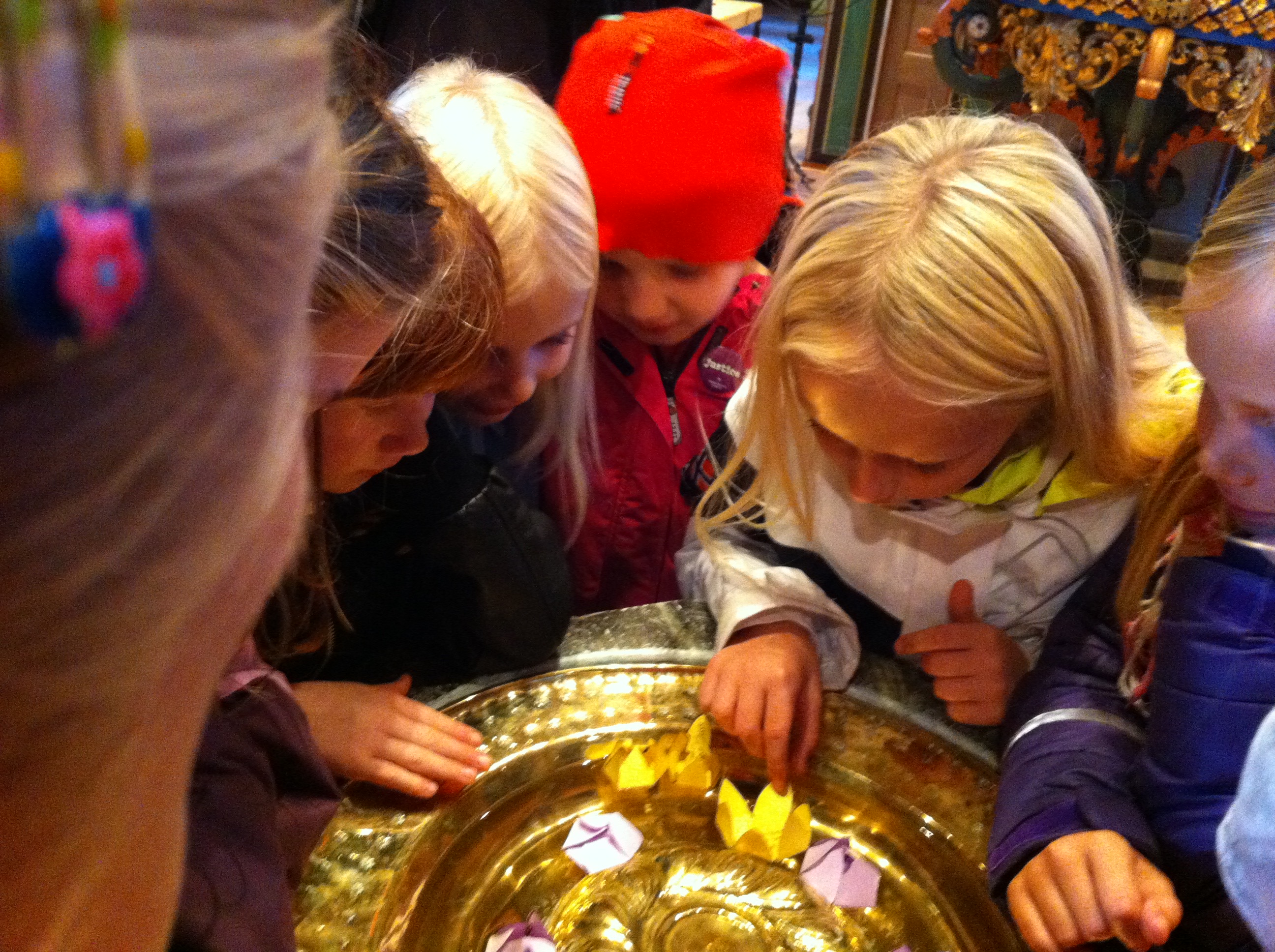 Barn ved døpefonten