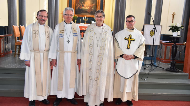 Sokneprestene i Skaun sammen med prost og biskop.