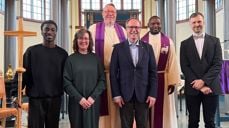 Fra venstre: Klokker Boakai Sandy, diakonimedarbeider Inger Synnøve Gjære, prost Dagfinn Thomassen, kirkeverge Gunnar Winther, Sokneprest Mark Akali og kantor Vincentas Linkevicius. Sokneprest Wiebke H. Hummelgård var allerede på vei til ny gudstjeneste i Skaun da bildet ble tatt. Foto: Kristin Storvig