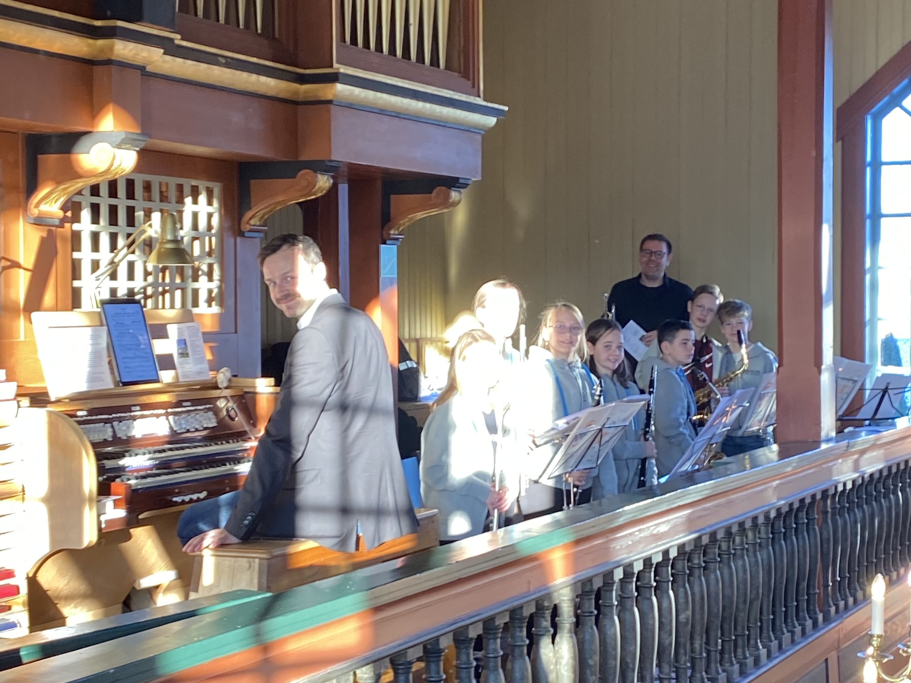 Unge musikanter spiller i kirken