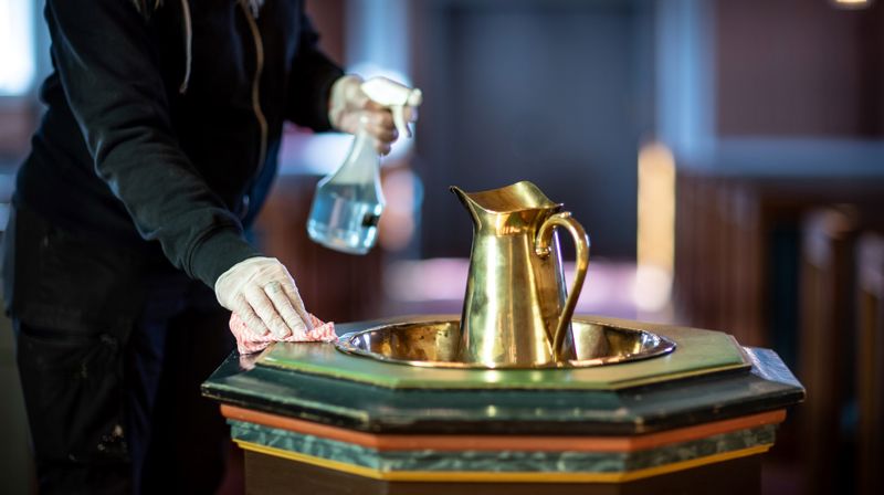 Rengjøring før og etter dåp i Fenstad kirke. (Foto: Bo Mathisen)