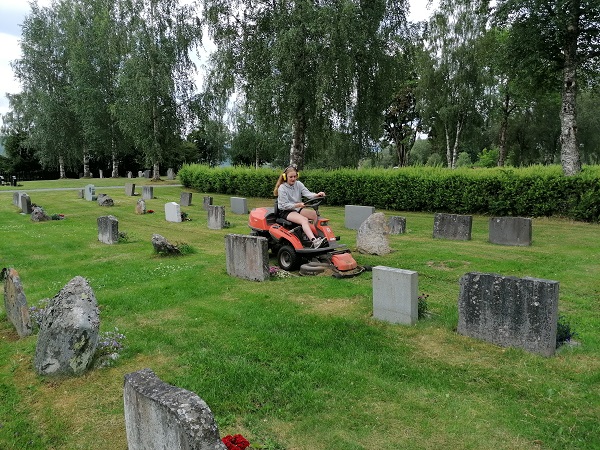 Sommerhjelp på kirkegården