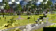 Minnesmerket er godt synlig i landskapet, samtidig som minnelunden, når buskene rundt har vokst seg litt større og tettere, vil være noe avskjermet fra kirkegården forøvrig.