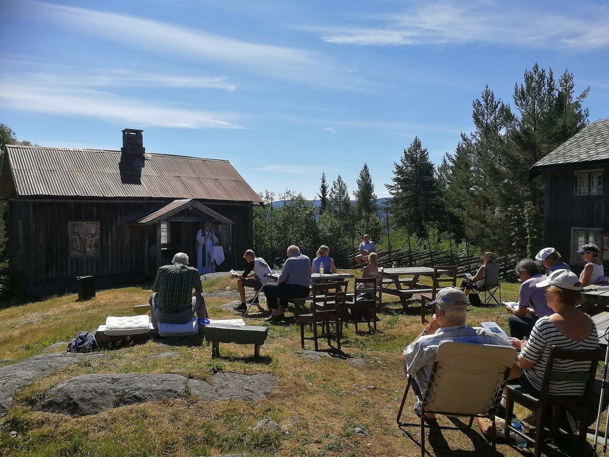 Bord og stoler var satt frem til de som måtte ønske å sitte litt mer komfortabelt