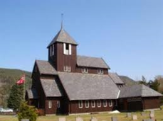 Begnadalen kirke pyntet med blå himmel og flagg
