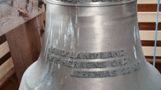 Dette er størst klokka i Begnadalen. Den har ein diameter på 80 cm, og ei høgde inkl. krone på 72 cm. Klokka har fylgjande innskrift: LAND! LAND! LAND! HØR HERRENS ORD JEREMIAS 22.29. På motsatt side kristogram, og alfa- og omegateiknet