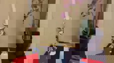 Bord med tent lys, bibel og salmebok