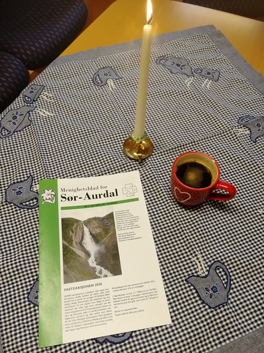 Menighetsbladet, levende ly og en kaffekopp