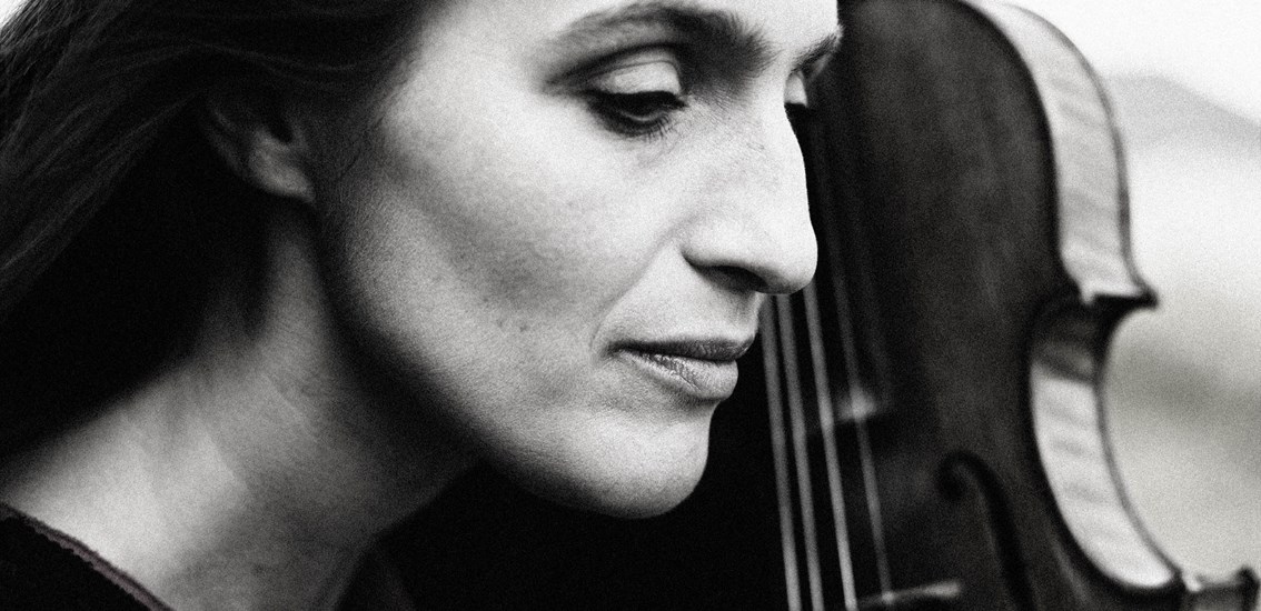 Sjøsprut og skrikande havelle. Velkomen til nordnorsk stemning i Hedalen stavkyrkje!  Foto: Guri Dahl