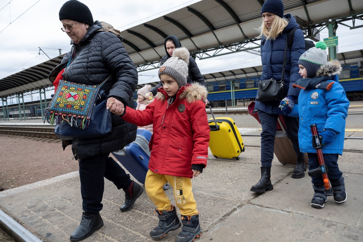 Mennesker på flukt ankommer togstasjonen i Chop, Ukraina fra krigsområdene lenger øst.  Foto: Kirkens Nødhjelp