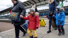 Mennesker på flukt ankommer togstasjonen i Chop, Ukraina fra krigsområdene lenger øst. Foto: Kirkens Nødhjelp