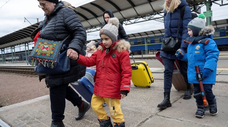 Mennesker på flukt ankommer togstasjonen i Chop, Ukraina fra krigsområdene lenger øst. Foto: Kirkens Nødhjelp