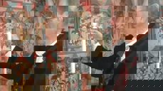 Kirketjener Knut tenner alterlysene