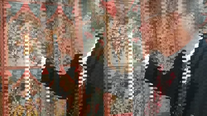 Kirketjener Knut tenner alterlysene