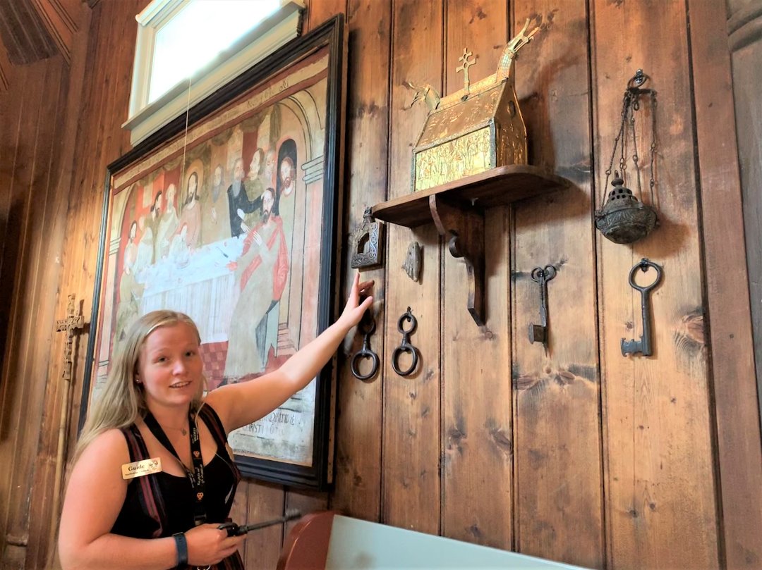 Marie Veimodet ønsker deg velkommen som kollega ved Hedalen stavkirke. Foto: Linn-Helene Larsen, Avisa Valdres