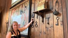 Marie Veimodet ønsker deg velkommen som kollega ved Hedalen stavkirke. Foto: Linn-Helene Larsen, Avisa Valdres