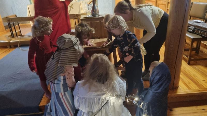 Kirkens julekrybbe pakkes opp og barna samles for å hjelpe