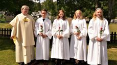 De fire konfirmantene flankert av Signe prest til venstre, videre Kristian, Maria Josefine, Amalie og Maja. Foto:Hallstein Heiene