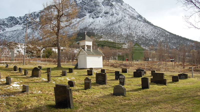 Fjerning av løse gjenstander på gravplassen.