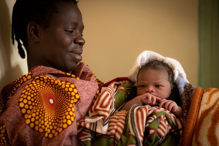 Kirkens nødhjelp: Anita Lamisoni har akkurat født sitt første barn. Hun har fått navnet Grace, for hun er både en gave og en nåde, forteller den stolte moren.