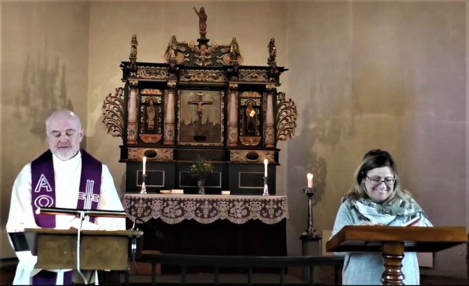 Streamingen av gudstjenesten i Romedal har gitt over 7 tusen treff. Her er det sokneprest William Bøhler og sanger Merethe Trøan som ledet gudstjenesten. Ved orgelet satt John Christian Fjellestad.