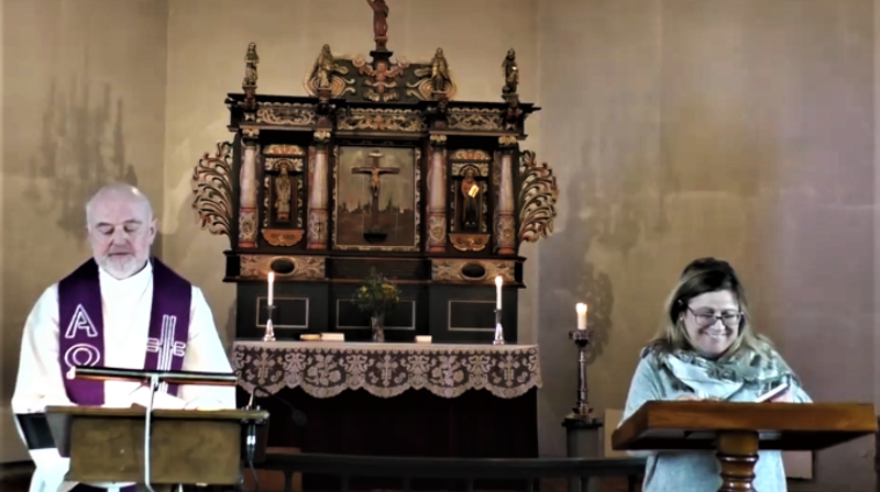 Streamingen av gudstjenesten i Romedal har gitt over 7 tusen treff. Her er det sokneprest William Bøhler og sanger Merethe Trøan som ledet gudstjenesten. Ved orgelet satt John Christian Fjellestad.