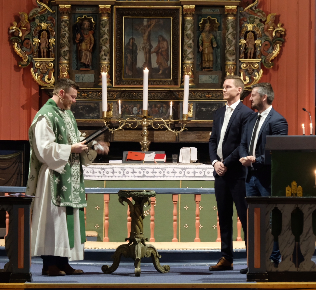 Sist søndag ble Gunnar hedret under kunngjøringene, med tittelen Æresgås, av Kortnebbgåsas Ve og vel-generalene Jo Kristian Kvernland og Håvard Haugan. Foto©Arne Opdal