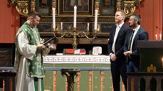 Sist søndag ble Gunnar hedret under kunngjøringene, med tittelen Æresgås, av Kortnebbgåsas Ve og vel-generalene Jo Kristian Kvernland og Håvard Haugan. Foto©Arne Opdal