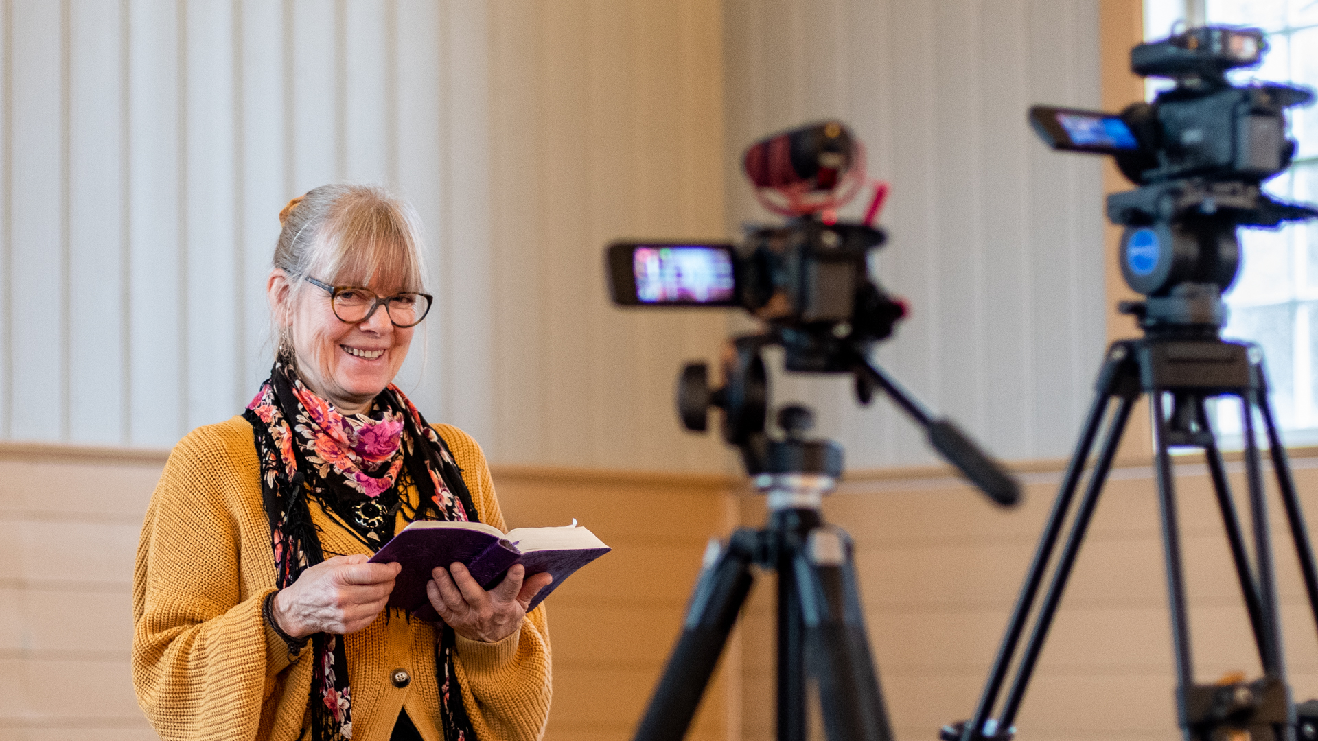 Menighetspedagog Anne Lise Voll foran kameraene. Foto©Per Ivar Nicolaisen / Steinkjer kirkelige fellesråd