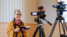 Menighetspedagog Anne Lise Voll foran kameraene. Foto©Per Ivar Nicolaisen / Steinkjer kirkelige fellesråd