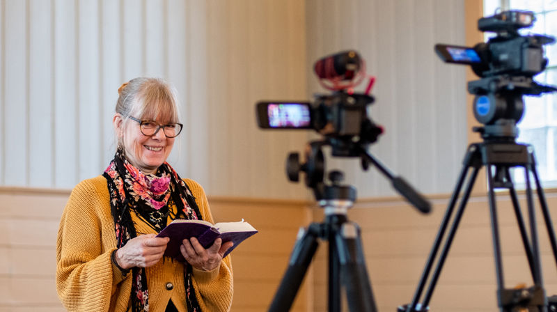 Menighetspedagog Anne Lise Voll foran kameraene. Foto©Per Ivar Nicolaisen / Steinkjer kirkelige fellesråd