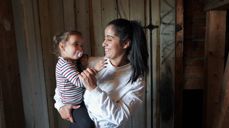 Maria og mor Roaidah storkoste seg på besøk oppe i kirketårnet i Egge kirke. Foto Tea Eline Skarpjordet/Steinkjer24.no