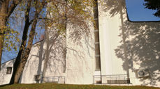 Varmepumper montert på vestveggen til Steinkjer kirke. Foto©Torbjørn Millerjord