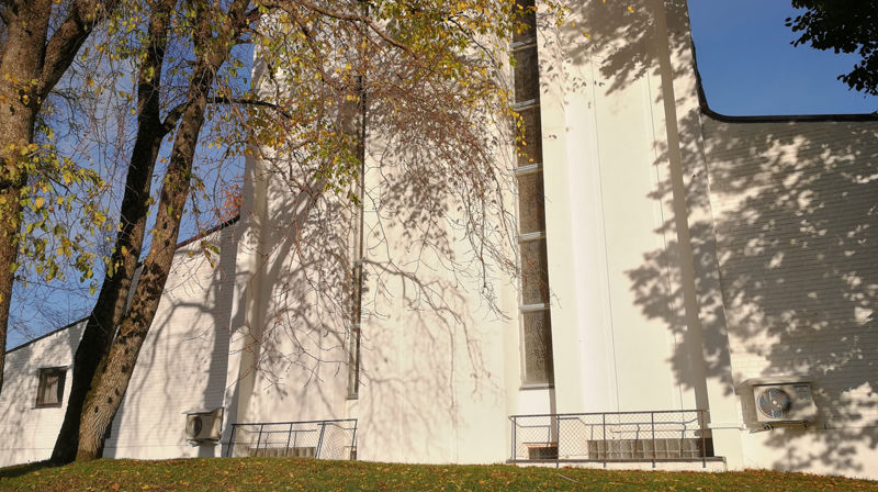 Varmepumper montert på vestveggen til Steinkjer kirke. Foto©Torbjørn Millerjord