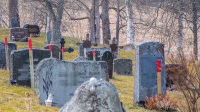 Røde pinner på Kvam gravplass