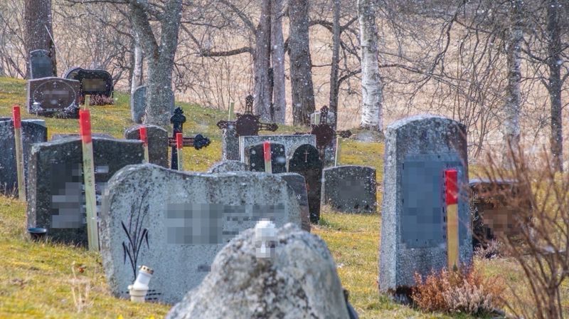 Røde pinner på Kvam gravplass
