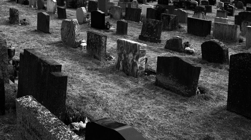 Gravminnene fortsetter å velte til fare for folk som ferdes på gravplassen