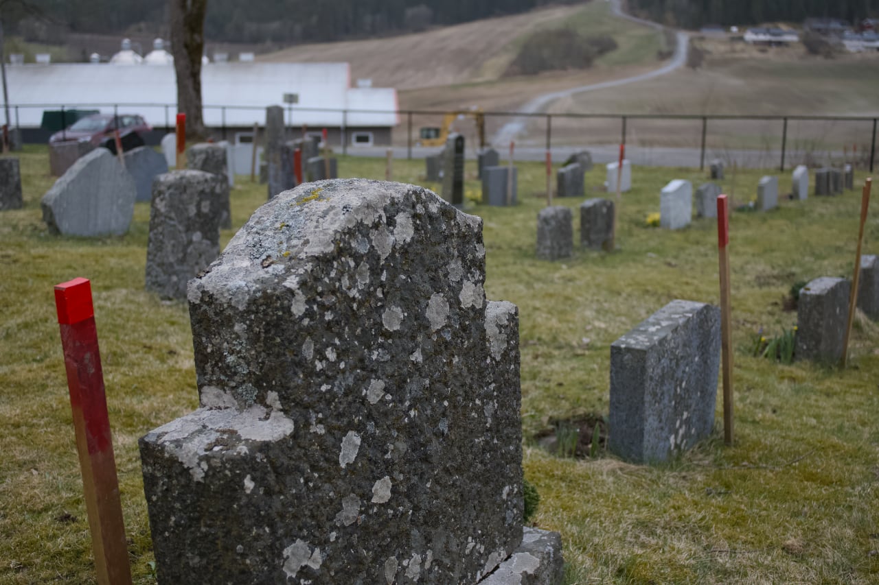 Røde pinner på gravplasser