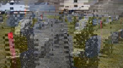 Røde pinner på gravplasser