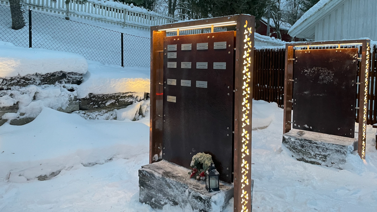 Navneplater montert på minnelunden